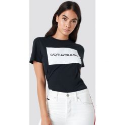Calvin Klein T-shirt Institutional Box Logo Regular Fit - Black. Czarne t-shirty damskie Calvin Klein, z nadrukiem, z klasycznym kołnierzykiem. Za 202,95 zł.