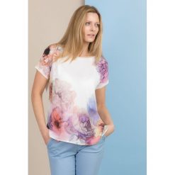 Bluzka z barwnym, kwiatowym printem. Szare bluzki damskie marki Monnari, bez wzorów, bez kołnierzyka, z krótkim rękawem. Za 49,95 zł.