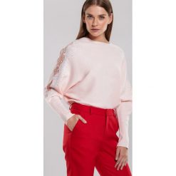 Jasnoróżowy Sweter Orrin. Różowe swetry damskie other, s, bez wzorów, casualowe, bez rękawów, bez kaptura. Za 99,99 zł.