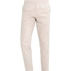 Filippa K TERRY Spodnie materiałowe silver beige. Brązowe spodnie męskie marki Filippa K, m, bez wzorów, z bawełny. W wyprzedaży za 395,45 zł.