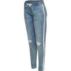 Dżinsy BAGGY z elastycznym paskiem z wiązanym troczkiem bonprix niebieski "bleached”. Niebieskie jeansy damskie bonprix. Za 109,99 zł.