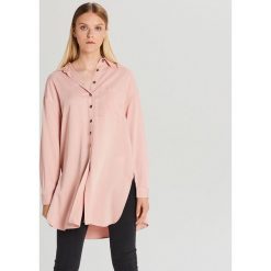 Długa koszula oversize - Różowy. Różowe koszule damskie Cropp, s, bez wzorów, bez kołnierzyka, z długim rękawem. Za 79,99 zł.