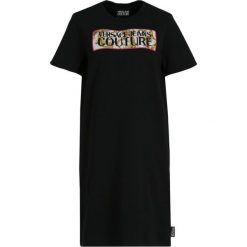 Sukienka codzienna Versace Jeans Couture D2HUA450. Czarne sukienki damskie Versace Jeans Couture, na co dzień, xs, bez wzorów, z bawełny, bez kołnierzyka, bez rękawów, proste. W wyprzedaży za 319,00 zł.