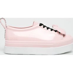 Melissa - Buty Hello Kitty. Różowe buty sportowe damskie Melissa, z motywem z bajki, ze skóry, sportowe. W wyprzedaży za 299,90 zł.