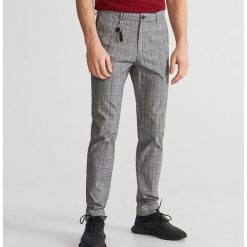 Spodnie w kratę slim fit - Szary. Szare spodnie męskie Reserved, m, bez wzorów. Za 149,99 zł.