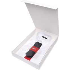KOSZULA MĘSKA ELEGANCKA O DOPASOWANYM KROJU Z TKANINY STRUKTURALNEJ Z KLASYCZNYM KOŁNIERZYKIEM I KRAWATEM. Białe koszule męskie marki Top Secret, na zimę, m, z tkaniny, eleganckie, z klasycznym kołnierzykiem. W wyprzedaży za 39,99 zł.