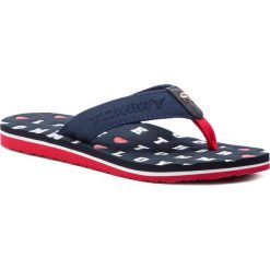 Japonki TOMMY HILFIGER - Flat Beach Sandal Embossed FW0FW03889 Midnight 403. Niebieskie klapki damskie TOMMY HILFIGER, bez wzorów, ze skóry, bez obcasa. W wyprzedaży za 139,00 zł.