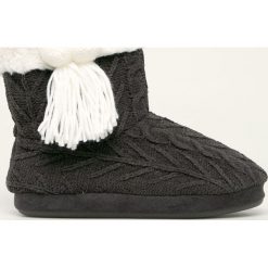 Etam - Kapcie Mery. Czarne kapcie damskie Etam, z materiału. W wyprzedaży za 49,90 zł.