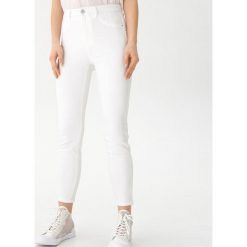 Jeansy high waist skinny - Biały. Białe jeansy damskie House, bez wzorów, z jeansu, z podwyższonym stanem. Za 89,99 zł.