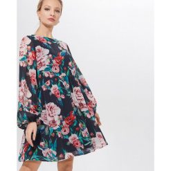 Mini sukienka w kwiaty - Niebieski. Niebieskie sukienki damskie Mohito, w kwiaty, bez kołnierzyka, bez rękawów, mini. Za 229,99 zł.