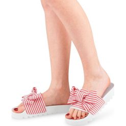 Klapki damskie Ideal Shoes T-9159 Biało-Czerw. Białe klapki damskie Ideal Shoes, bez wzorów, z gumy, bez obcasa, na płaskiej podeszwie. Za 49,00 zł.
