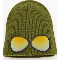 Czapka z okularową aplikacją - Khaki. Brązowe czapki męskie Reserved, z aplikacjami. Za 39,99 zł.