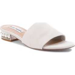 Klapki STEVE MADDEN - Core Sandal 91001109-10003-12003 Bone. Brązowe klapki damskie Steve Madden, bez wzorów, z zamszu, bez obcasa, na obcasie. W wyprzedaży za 269,00 zł.