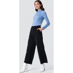 NA-KD Classic Błyszczące spodnie dzwony - Black. Czarne spodnie damskie NA-KD Classic. Za 161,95 zł.