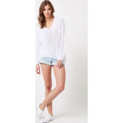 Sweter ażurowy w serek biały. Białe swetry damskie e-margeritka.pl, na wiosnę, bez wzorów, z długim rękawem, długie, bez kaptura. Za 138,99 zł.