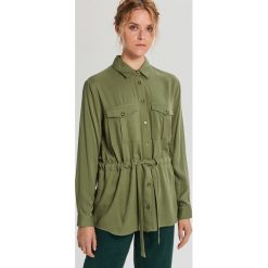 Koszula ze ściągaczem - Khaki. Brązowe koszule damskie Cropp, s, bez wzorów, bez kołnierzyka, bez rękawów. W wyprzedaży za 39,99 zł.