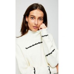 Sweter z półgolfem. Białe swetry damskie Moodo, xs, bez wzorów, bez rękawów, bez kaptura. Za 39,99 zł.