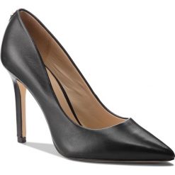 Szpilki GUESS - Blix11 FLBL14 LEA08 BLACK. Czarne półbuty damskie Guess, z aplikacjami, ze skóry ekologicznej, bez obcasa, na obcasie, bez zapięcia. Za 629,00 zł.