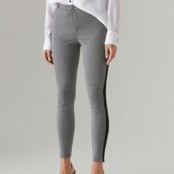 Spodnie super skinny - Biały. Białe spodnie damskie Mohito, bez wzorów. Za 79,99 zł.