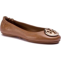 Baleriny TORY BURCH - Minnie Travel Ballet With Metal Logo 50393 Royal Tan/Gold 232. Pomarańczowe baleriny damskie Tory Burch, bez wzorów, ze skóry, klasyczne, bez obcasa, na płaskiej podeszwie. W wyprzedaży za 579,00 zł.