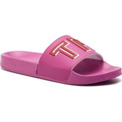 Klapki TOMMY HILFIGER - Colorful Tommy Pool Slide FW0FW04239 Fuchsia Red 521. Różowe klapki damskie TOMMY HILFIGER, bez wzorów, ze skóry ekologicznej, bez obcasa. Za 199,00 zł.