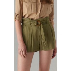 Szorty paperbag z paskiem - Khaki. Brązowe szorty damskie Mohito, bez wzorów. W wyprzedaży za 59,99 zł.