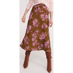 Spódnica w kwiaty - Wielobarwny. Spódniczki damskie Reserved, xl, w kwiaty. W wyprzedaży za 69,99 zł.