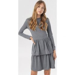 Szara Sukienka Grynneth. Szare sukienki damskie Born2be, xl, bez wzorów, z dzianiny, bez kołnierzyka, bez rękawów. Za 89,99 zł.