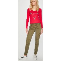 Guess Jeans - Spodnie Caroline. Zielone spodnie materiałowe damskie Guess Jeans, z aplikacjami, z elastanu, z obniżonym stanem. W wyprzedaży za 199,90 zł.