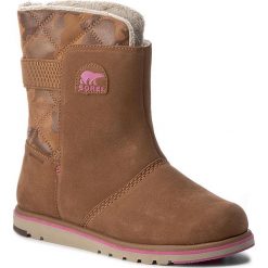 Buty SOREL - Youth Rylee Camo NY1900 Elk/Pink Ice 286. Pomarańczowe śniegowce dziewczęce marki Sorel, bez zapięcia. W wyprzedaży za 279,00 zł.