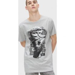 Koszulka z nadrukiem - Jasny szary. Szare koszulki męskie Cropp, s, z nadrukiem, bez kołnierzyka, bez rękawów. Za 39,99 zł.