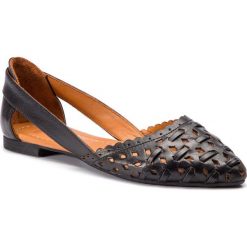 Baleriny PIAZZA - 830211 Schwarz 1. Czarne klasyczne baleriny damskie Piazza, bez wzorów, ze skóry, bez obcasa, na płaskiej podeszwie. Za 239,00 zł.