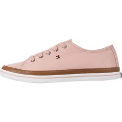 Tommy Hilfiger Iconic Kesha Tenisówki Beżowy. Brązowe trampki i tenisówki damskie TOMMY HILFIGER, bez wzorów, z materiału, bez zapięcia. Za 343,95 zł.