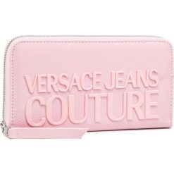 Duży Portfel Damski VERSACE JEANS COUTURE - E3VVBPM1 71412 400. Różowe portfele damskie Versace Jeans Couture, bez wzorów, z jeansu. Za 349,00 zł.