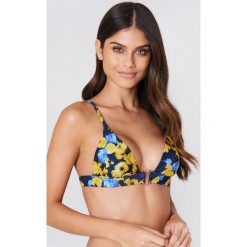 NA-KD Swimwear Góra od bikini z metalową sprzączką - Blue,Multicolor,Yellow. Niebieskie bikini NA-KD Swimwear. Za 100,95 zł.