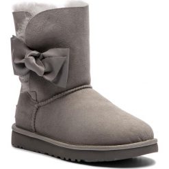 Buty UGG - W Daelynn 1019983 W/Sel. Szare kozaki damskie Ugg, ze skóry, bez obcasa, bez zapięcia. W wyprzedaży za 469,00 zł.