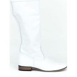 Wsuwane kozaki na niskim obcasie - skóra naturalna - model 125 - kolor biały. Białe kozaki damskie Zapato, na lato, z jeansu, eleganckie, na wysokim obcasie, na płaskiej podeszwie, bez zapięcia. W wyprzedaży za 366,75 zł.