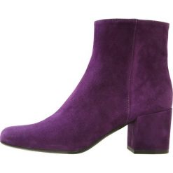 Pretty Ballerinas ANGELIS Ankle boot munich. Fioletowe botki damskie marki Pretty Ballerinas, ze skóry, bez obcasa, bez zapięcia. Za 1069,00 zł.