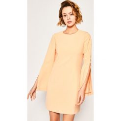 Sukienka koktajlowa Marciano Guess 02G760 9262Z. Pomarańczowe sukienki damskie MARCIANO GUESS, z aplikacjami, z poliesteru, wizytowe, bez kołnierzyka, bez rękawów. W wyprzedaży za 599,00 zł.