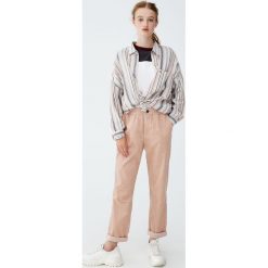 Elastyczne spodnie sztruksowe. Różowe spodnie damskie Pull&Bear, ze sztruksu. Za 79,90 zł.