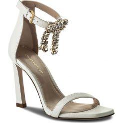 Sandały STUART WEITZMAN - 100Fringesquarenudist XO26911 Off White Cush Nappa. Białe klapki damskie Stuart Weitzman, bez wzorów, ze skóry, bez obcasa, na obcasie. W wyprzedaży za 1259,00 zł.