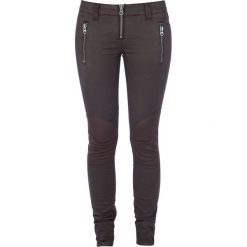Forplay Biker Pants Jeansy damskie czerwony. Czerwone jeansy damskie relaxed fit marki Forplay, z aplikacjami, z jeansu, z obniżonym stanem. Za 121,90 zł.