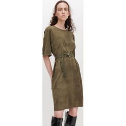 Sukienka z imitacji zamszu - Khaki. Brązowe sukienki damskie Reserved, s, bez wzorów, bez kołnierzyka, bez rękawów. Za 99,99 zł.