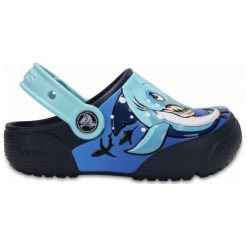 Crocs Buty Funlab Shark/Navy. Niebieskie buciki niemowlęce chłopięce Crocs. W wyprzedaży za 119,00 zł.
