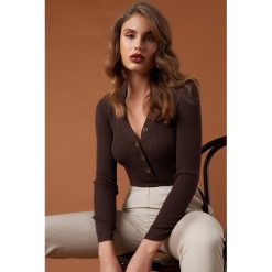 Odzież damska: NA-KD Trend Sweter z guzikami - Brown