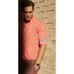Koszula z lekkiej tkaniny dopasowana. Różowe koszule męskie Top Secret, na lato, m, bez wzorów, z tkaniny, eleganckie, bez kołnierzyka, z długim rękawem. W wyprzedaży za 29,99 zł.
