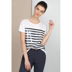 T-shirt z cekinowymi prążkami. T-shirty damskie Monnari, bez wzorów, z bawełny, bez kołnierzyka. Za 59,50 zł.