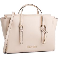 Torebka CALVIN KLEIN - Avant Small Tote K60K605007 064. Brązowe torebki klasyczne damskie Calvin Klein, bez wzorów, ze skóry ekologicznej, klasyczne, bez dodatków. W wyprzedaży za 399,00 zł.