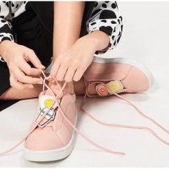 Buty sportowe dziewczęce: Sneakersy z ozdobami na sznurówkach – Różowy