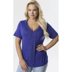 Granatowa Bluzka Celaphonos. Niebieskie bluzki damskie Born2be, xl, w koronkowe wzory, z dzianiny, bez kołnierzyka, z krótkim rękawem. Za 49,99 zł.
